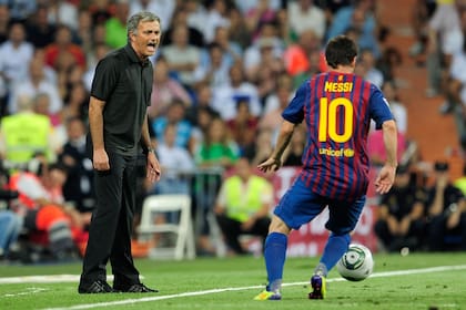 Messi conduce, Mourinho grita, durante un Barcelona-Real Madrid.