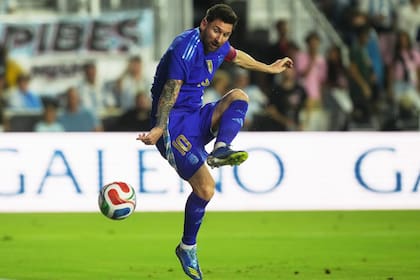 Messi confesó que él también tiene a su propio ídolo (AP Photo/Marta Lavandier, File)