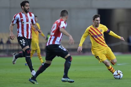 Messi controla pelota entre Raúl García y Berenguer