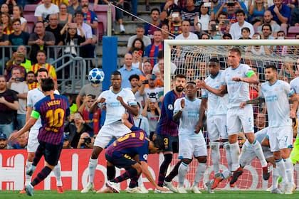 Messi convierte de tiro libre