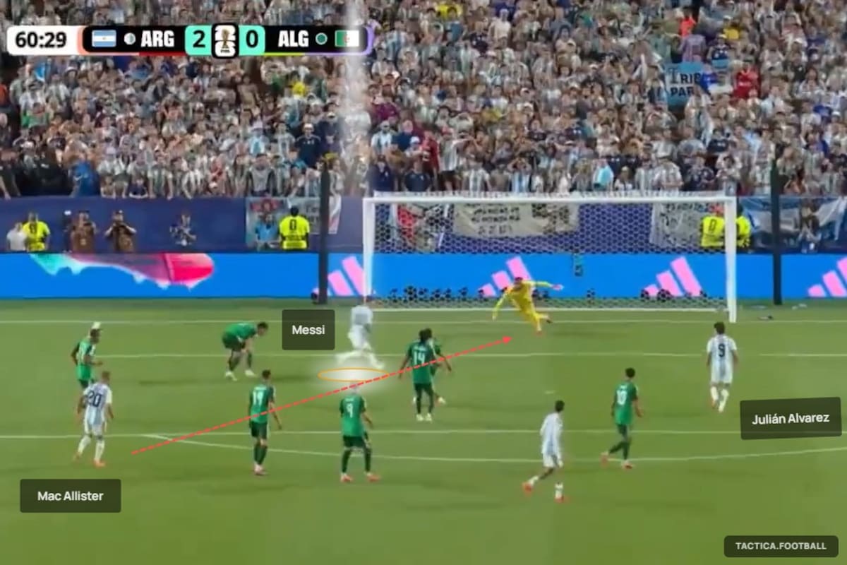 Messi convierte el 2-0 de la Argentina ante Argelia: un gol de "9", tras el remate desde afuera de Mac Allister y la mirada de Julián