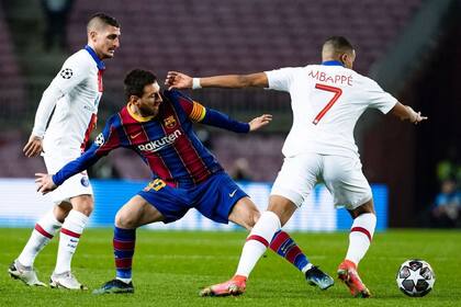 Messi cruza a Mbappé, la gran figura en el 4-1 de la ida, con un hat-trick