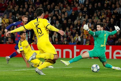 Messi cruzó el zurdazo que será el segundo gol de Barcelona