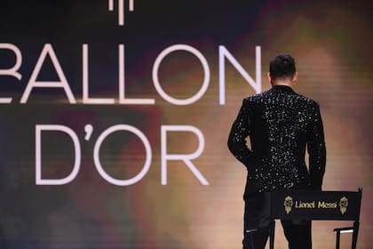 Messi, de frente a su historia dorada: en el Teatro du Chatelet de París, recibió su séptimo Balón de Oro en una votación cerrada con el polaco Lewandowski
