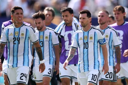 Messi debió convertirse en el sostén de sus compañeros a medida que el partido iba empeorando