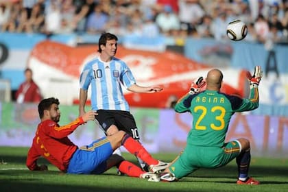 Messi define ante el cierre de Piqué y Reina, en el inolvidable 4-1 de Argentina ante la España campeona del mundo