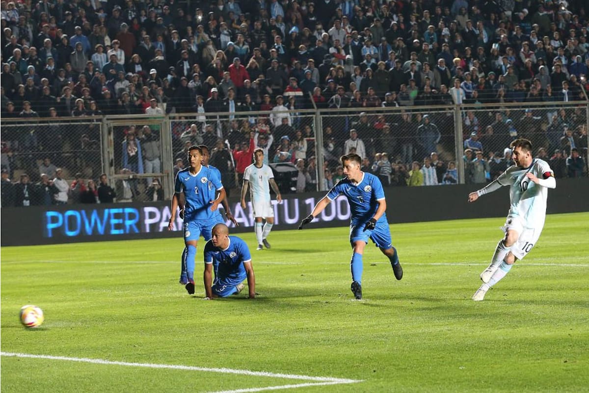 Messi dejó en el camino a tres rivales y abrió el marcador