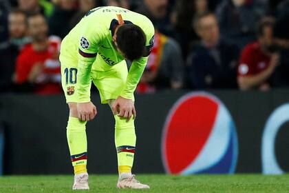 Messi, desconsolado tras la derrota de Barcelona ante Liverpool