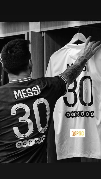 Messi, desde el vestuario, con las dos camisetas del PSG