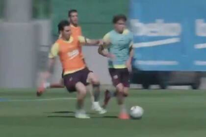 Messi deslumbró a todos con un golazo en la práctica de Barcelona