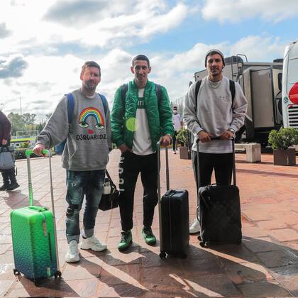 Messi, Di María y Leo Paredes, en la llegada al país para esta última doble fecha de Eliminatorias
.