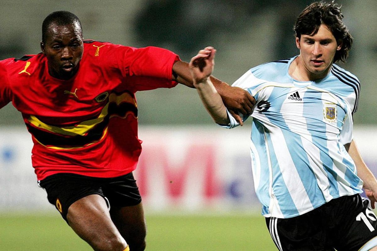 Messi disputa un balón durante el único amistoso entre la Argentina y Angola, en 2006