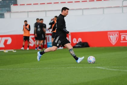 Messi, durante el entrenamiento en Bilbao; enfrentará por primera vez a Italia con el seleccionado