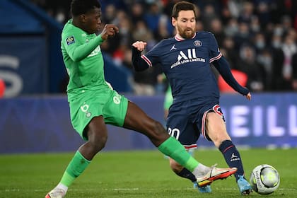 Messi durante el partido frente al Saint Etienne: el rigor físico de la liga, otro problema en la adaptación del argentino
