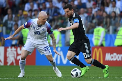 Lionel Messi - Emil Hallfredsson