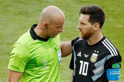Messi con el árbitro Szymon Marciniak