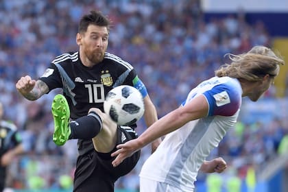 Lionel Messi - Birkir Bjarnason