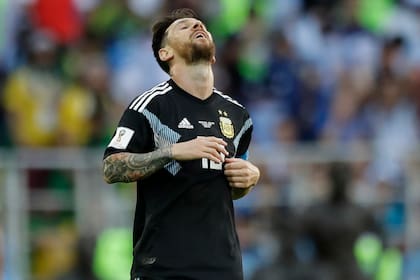 Messi se lamenta tras errar un gol contra Islandia
