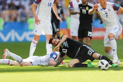 Messi, pelea la pelota rodeado de jugadores de islandia