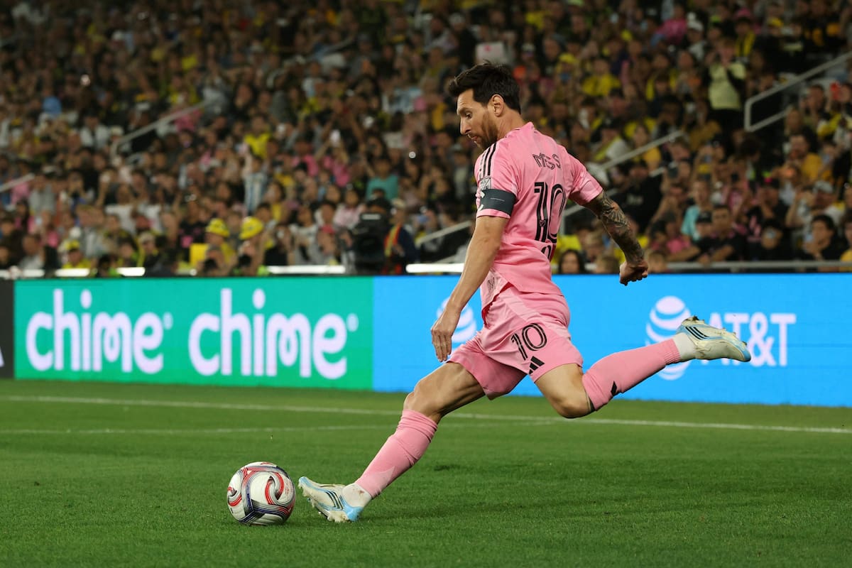Messi ejecuta el tiro libre que se transformará en el golazo de Inter Miami
