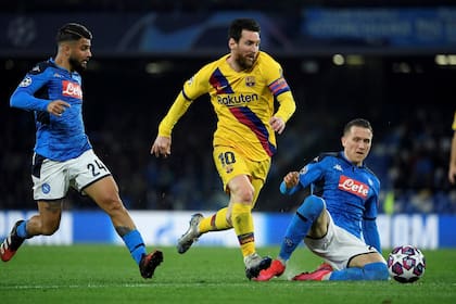 Messi, en acción en el estadio San Paolo. Barcelona y Napoli igualaron 1-1 en la ida de los octavos de final de la Champions. El partido de vuelta fue postergado.