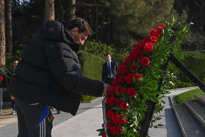 Messi, en Azerbaiyán, dejando un arreglo floral en la tumba del exlíder Heydar Aliyev, en el Callejón de los Honores de Bakú
