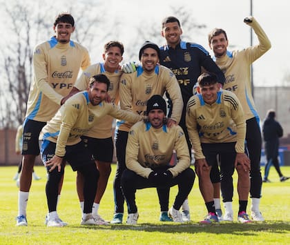 Messi en compañía de otros futbolistas de la selección; el rosarino jugará desde el primer minuto ante Colombia