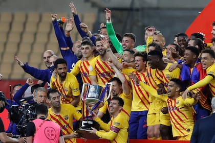 Messi, en el centro de la celebración con todo el plantel de Barcelona