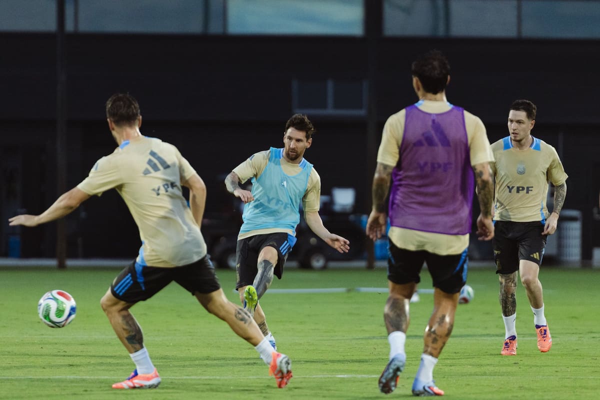 Messi, en el centro de la escena, durante un entrenamiento de la selección argentina en Miami, antes de los amistosos con Venezuela y Puerto Rico