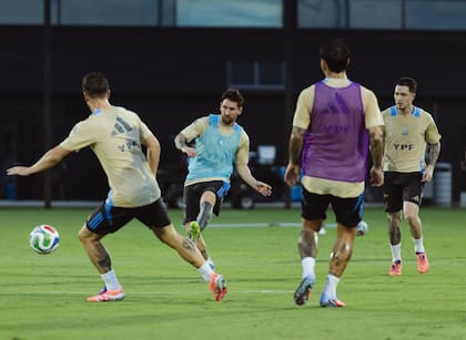 Messi, en el centro de la escena, durante un entrenamiento de la selección argentina en Miami, antes de los amistosos con Venezuela y Puerto Rico