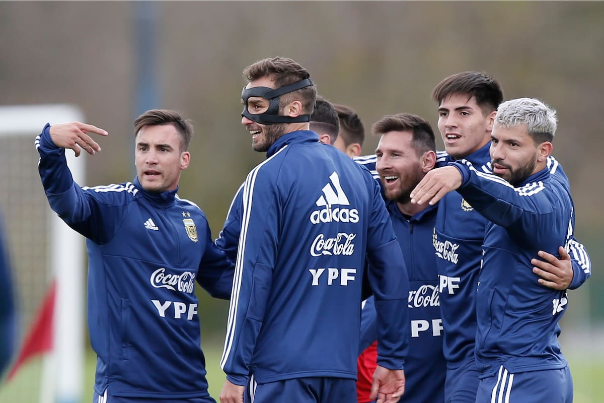 Messi, en el centro del festejo. Una escena de un entrenamiento de la selección, en Ezeiza.