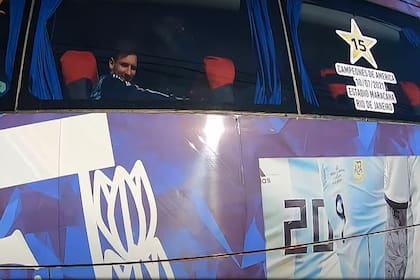 Messi en el Colectivo del seleccionado Argentino llegando al predio deportivo de la AFA en Ezeiza.