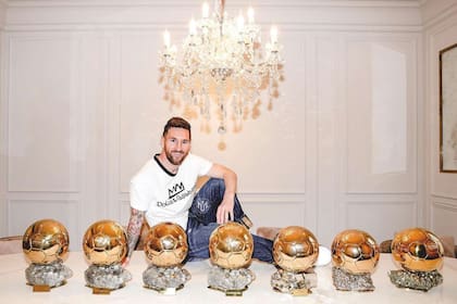 Messi, en la producción de France Football y su increíble colección de trofeos