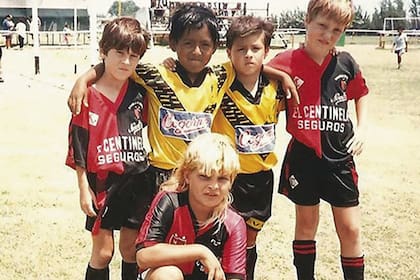 Messi, inconfundible, el primero de la izquierda, con la casaca leprosa, compañeros y en plena camaradería con chicos peruanos del "Delfìn", la Academia Cantolao; fue en Lima, en 1997, con 9 años... Newell’s ganó el torneo y la Pulga asombró a todos
