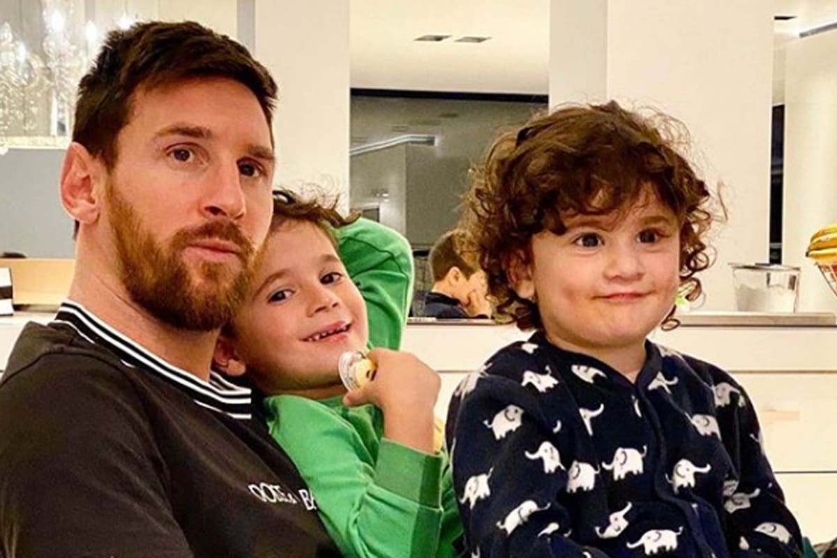 Messi en su casa, con sus hijos mayores: Mateo y Thiago