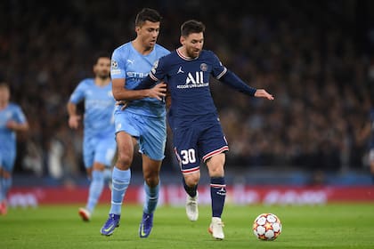 Messi, en tiempos de PSG, frente a Manchester City; lo marca el español Rodri (Photo by Oli SCARFF / AFP)