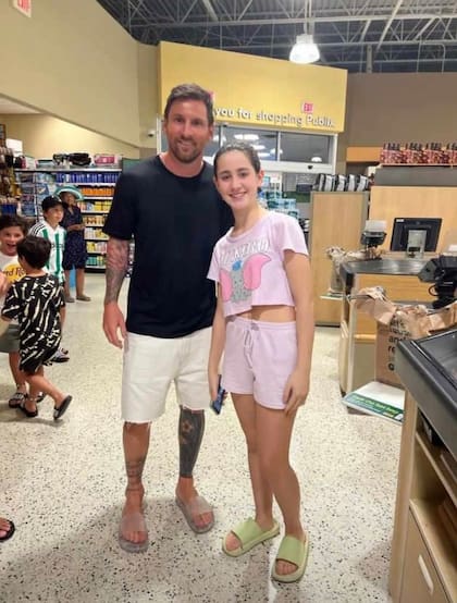 Messi, en un supermercado de Miami, junto a una fanática