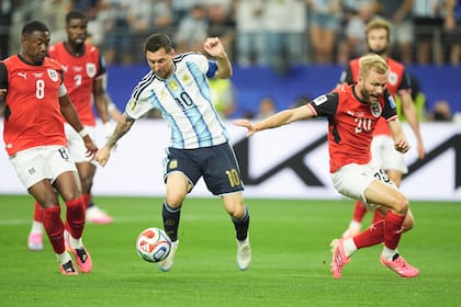 Messi encara en intenta salir del penal errado