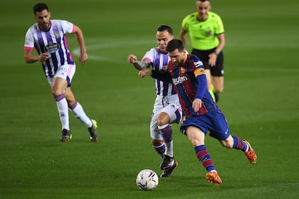 Messi encara y trata de dejar atrás a un jugador de Valladolid