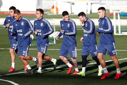Messi, entre De Paul y Paredes, en una selección con muchas caras nuevas