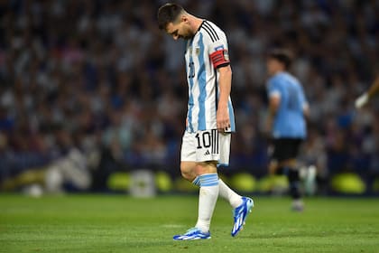 Messi, errático, jugó mal, a la altura de la selección