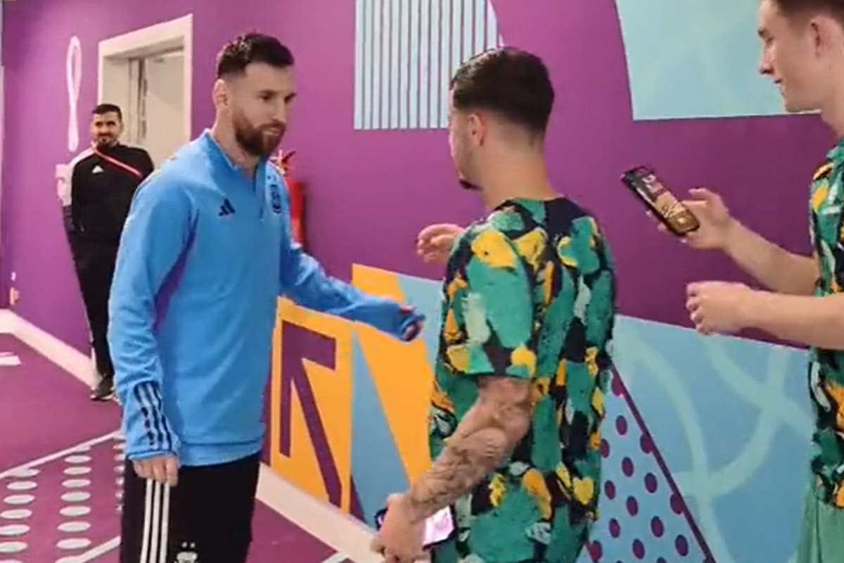 Messi es detenido por los jugadores australianos para tomarse fotos