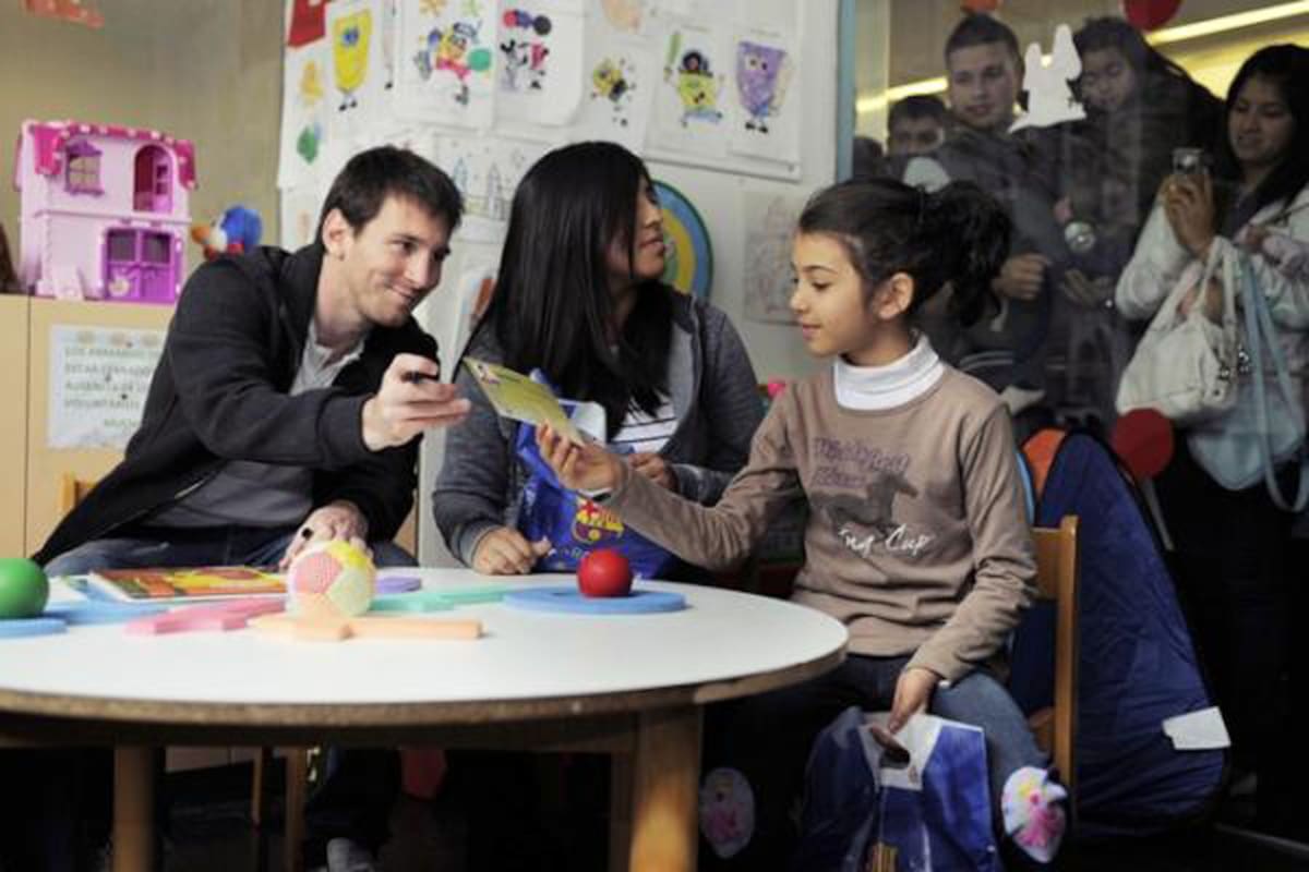 Messi estuvo en los hospitales de Barcelona con los niños