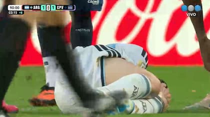 Messi estuvo unos segundos en el piso por el golpe en la frente contra la rodilla de un rival