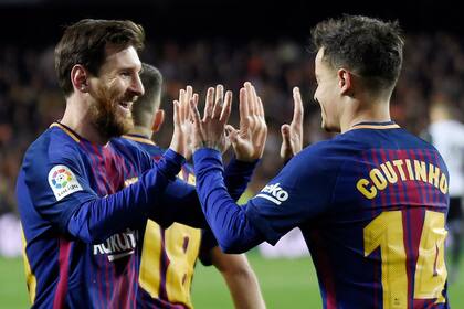 Messi festeja con Countinho, que marcó su primer gol en el club