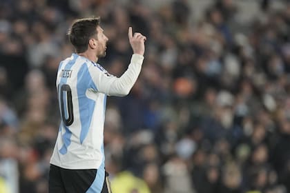 Messi festeja el gol de la Argentina, que le gana a Venezuela