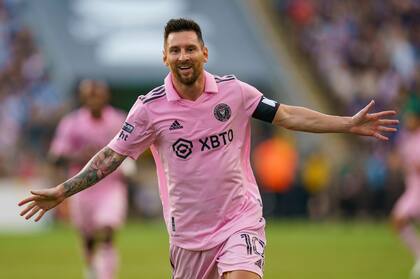 Messi festeja su gol, el noveno en seis partidos