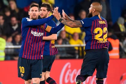 Messi festeja su golazo con Vidal