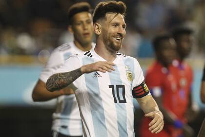 Messi festeja su sexto hat-trick en la selección