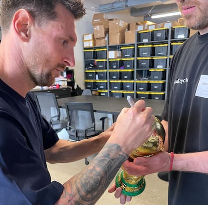 Messi firmó la copa de Gabriel antes del Mundial